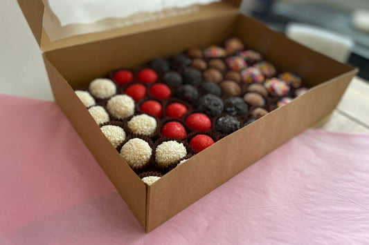 Box with 100 brigadeiros - multiple flavors